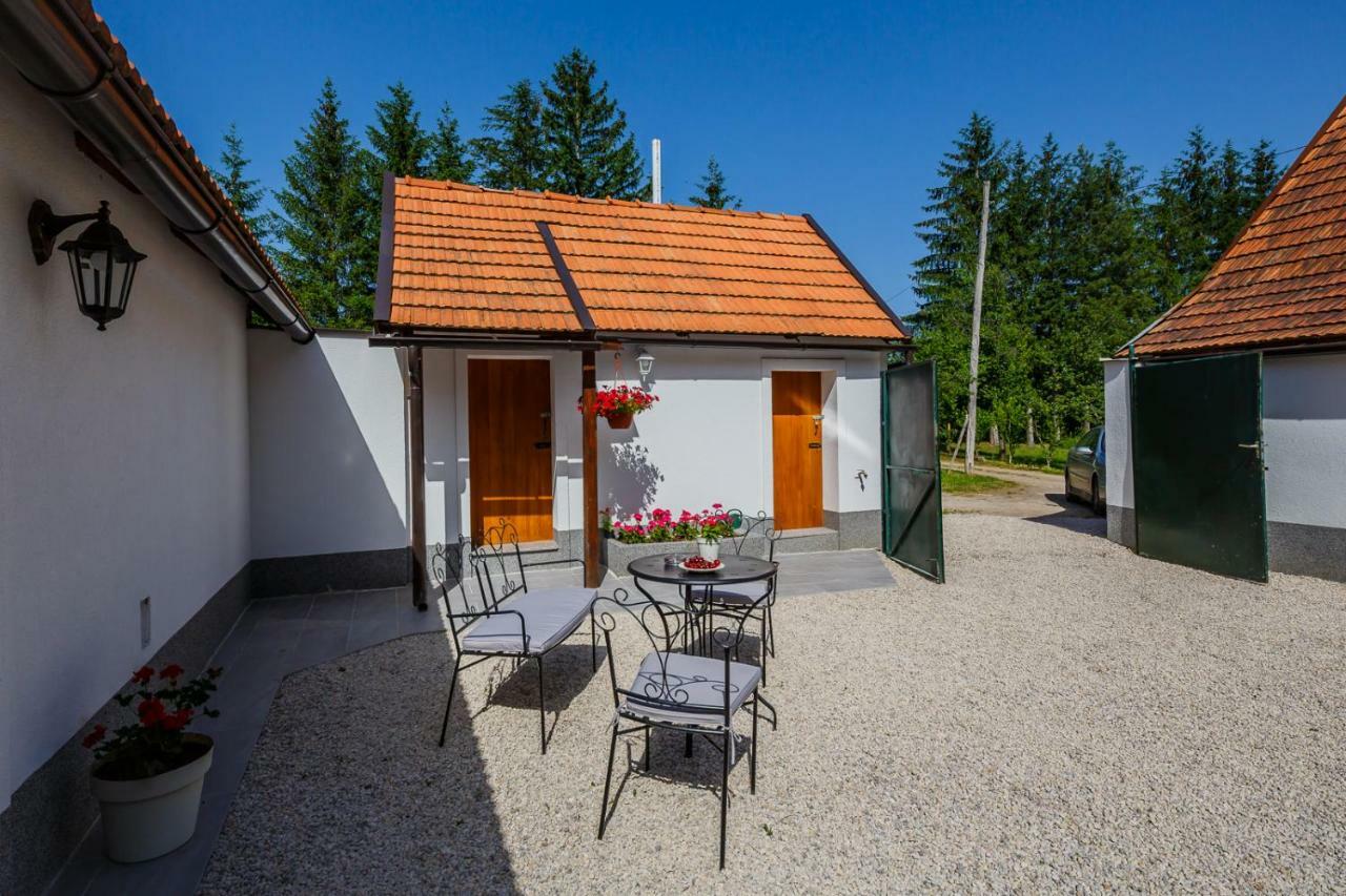 Beautiful Cottage With Heated Pool For 22 Ppl Plaški Esterno foto