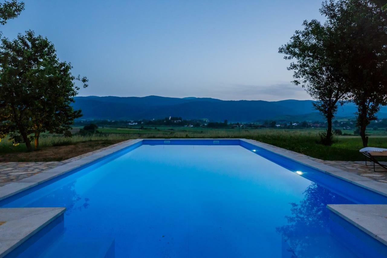 Beautiful Cottage With Heated Pool For 22 Ppl Plaški Esterno foto